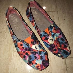 TOMS WOMENS SLIP ON SHOES